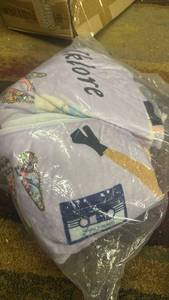 lot 13807 image: Taylor Swift Throw Blanket - Retail $25