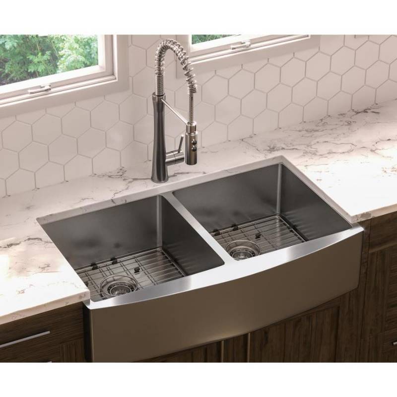 lot 2353 image: Giagni 33-in x 22-in Stainless Steel Double-Basin Standard (9-in Or Larger) Undermount Residential Kitchen Sink