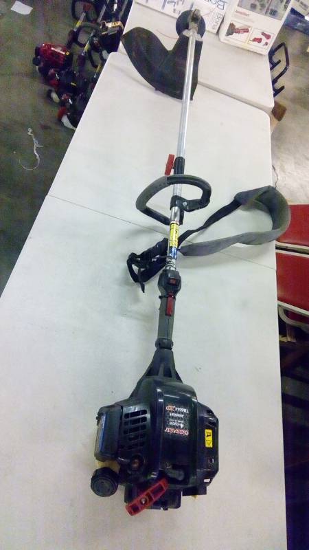 lot 7138 image: Troy-Bilt 4-cycle gas weed eater