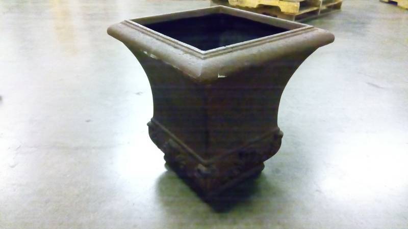 lot 2371 image: flower pot