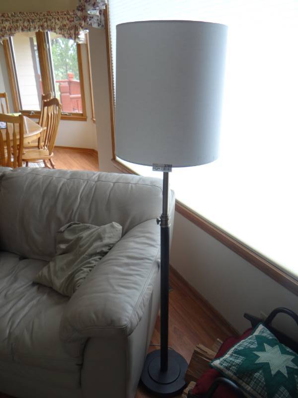 lot 3762 image: Floor lamp.