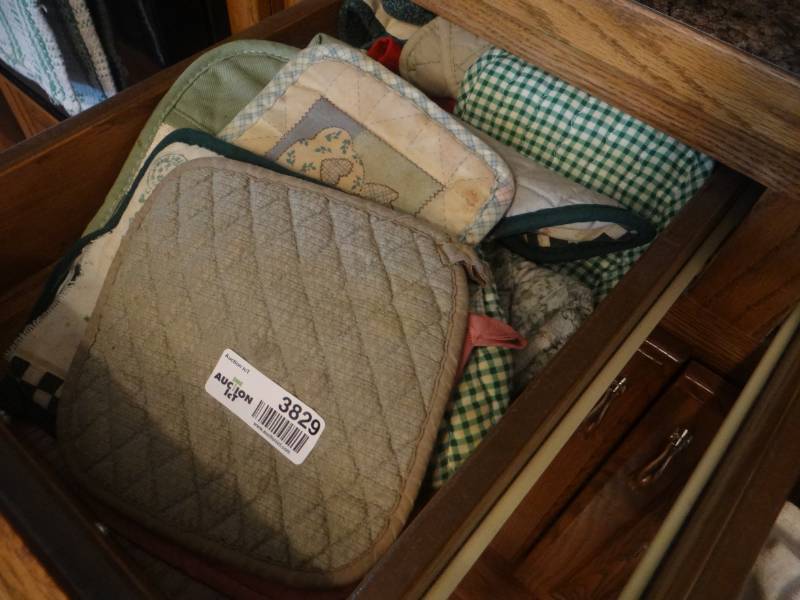 lot 3829 image: Lot of hand towels & oven mits.