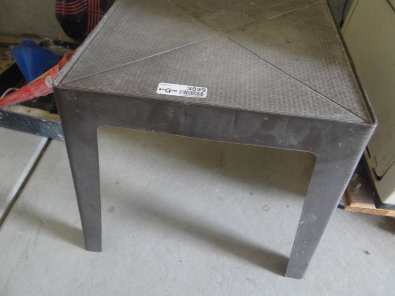 lot 3839 image: Small plastic table.