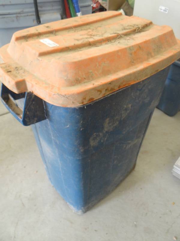 lot 3845 image: Trash can.