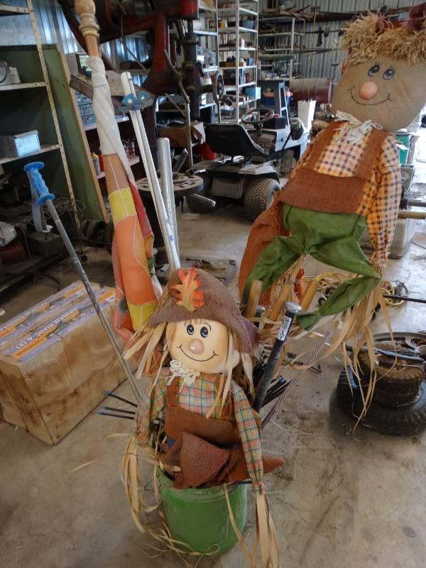 lot 13862 image: Bucket wfall decor & base ball bats.
