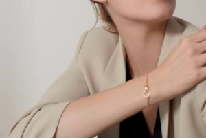 lot 9827 image: jewelry atier gold bracelet chain - Retail $0