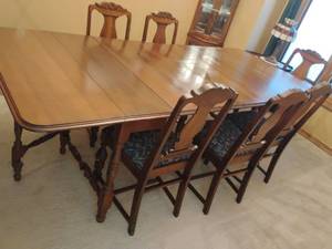 lot 900 image: Heirloom Gateleg Table with 4 Leaves and 6 Chairs.   Table with all leaves, 30 x 42 x 97.   Table with no leaves, sides up, 30 x 42 x 54.   Table with no leaves sides down, 30 x 42 x 23. Matches lot 901