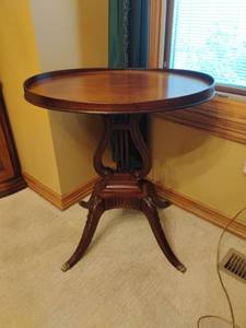 lot 905 image: Oval Side Table.   27 x 24 x 18