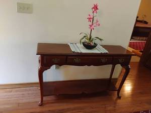 lot 908 image: Bassett Entry Table with Faux Plant.  Table 29 x 50 x 15 with one drawer.  Plant is 21 inches tall