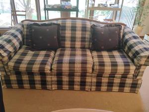 lot 910 image: La Z Boy Love Seat.  36 x 80