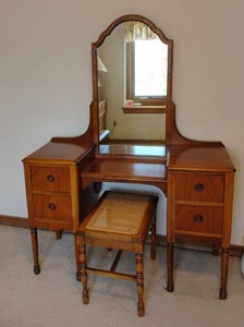lot 944 image: Wooden Vanity with Bench.  61 x 46 x 18.Located UPSTAIRS