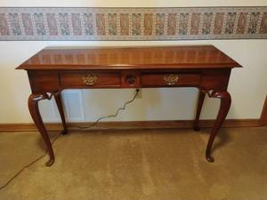 lot 952 image: Thomasville 2 Drawer Sofa Table.  29 x 50 x 19. Located DOWNSTAIRS