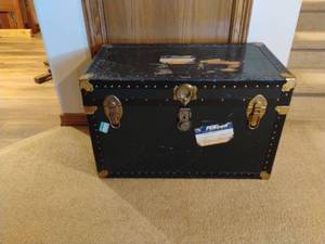 lot 970 image: Vintage Trunk.    20 x 31 x 17. Located DOWNSTAIRS