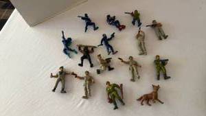 lot 1011 image: Miniature action figures