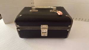 lot 1013 image: 1960s Choo-Choo bag