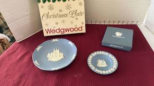 lot 1021 image: Wedgwood Christmas plate and small plate