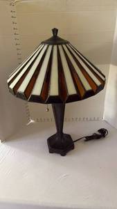 lot 1026 image: Quoizel art glass table lamp approx 22 in tall heavy