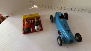 lot 1032 image: Vintage dragster launcher (works) and dragster