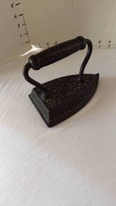 lot 1033 image: Vintage Sad Iron