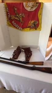 lot 1034 image: Roy Rogers scarf, holster belt and 2 toy rifles