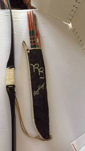 lot 1035 image: Vintage Roy Rogers bow and arrows