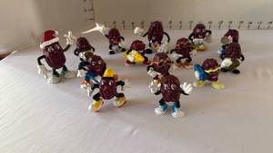 lot 1036 image: Vintage California Raisin figurines