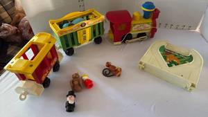 lot 1039 image: Vintage Fisher Price Circus train with animals