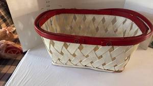 lot 1045 image: Vintage picnic basket