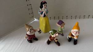 lot 1050 image: Disney Snow White and 4 dwarfs figurines