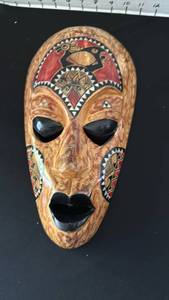 lot 1074 image: Tribal mask 13in tall