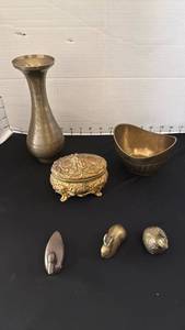 lot 1075 image: Brass trinket box, vase, bowl and small animals