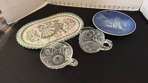 lot 1082 image: Collector plate, creamer & sugar dishes and doily