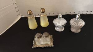 lot 1084 image: Vintage salt & pepper shakers