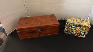 lot 1086 image: Cedar box and metal tin