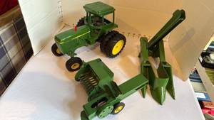 lot 1092 image: John Deere die cast tractor 132 with implements