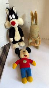 lot 1094 image: Vintage Mickey Mouse, Sylvester and a bunny
