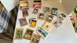 lot 1098 image: Topps Baseball cards, Royals collector cards and baseball cards including Mark McGwire and Sammy Sosa
