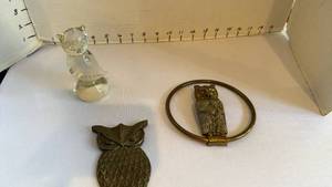 lot 1106 image: Solid brass owl towel holder and brass owl with owl figurine