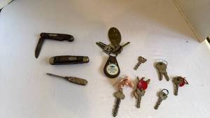 lot 1126 image: Vintage pocket knives and keys