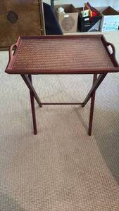 lot 1130 image: Wood butlers table with removable top 25x21.5x14.5
