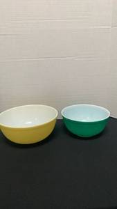 lot 1200 image: Vintage Pyrex bowls