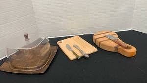 lot 1207 image: Mid-Century Cheese holder and small cutting boards