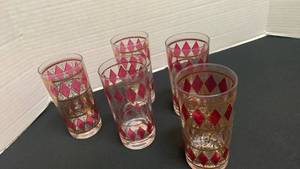 lot 1221 image: Vintage Set of 5 Pink Diamond Pattern Drinking Glasses