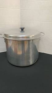 lot 1232 image: Large stockcanning pot