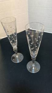 lot 1247 image: Etched Star Pattern Champagne Flutes from Neumann Marcus