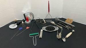 lot 1256 image: Kitchen utensils