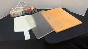 lot 1265 image: Cutting boards, electric knife and dish pad