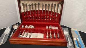 lot 1269 image: Mixed lots of Oneida flatware in wooden case