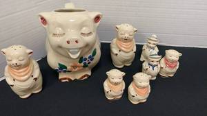 lot 1275 image: Ceramic Pig Salt & Pepper Shakers with Matching Pitcher