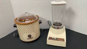 lot 1292 image: Rival crockpot and Oster blender